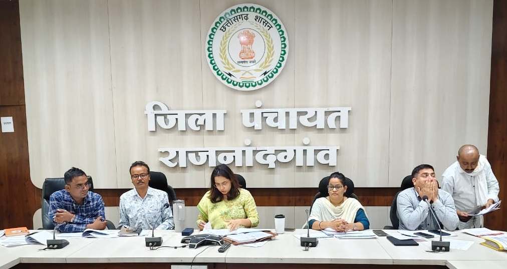 सीईओ जिला पंचायत ने विकास कार्यों की समीक्षा, समय-सीमा में पूर्ण करने के दिए निर्देश