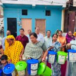 वार्ड 1 व 2 में महापौर ने किया डस्टबिन का वितरण, नागरिकों से स्वच्छता अपनाने की अपील
