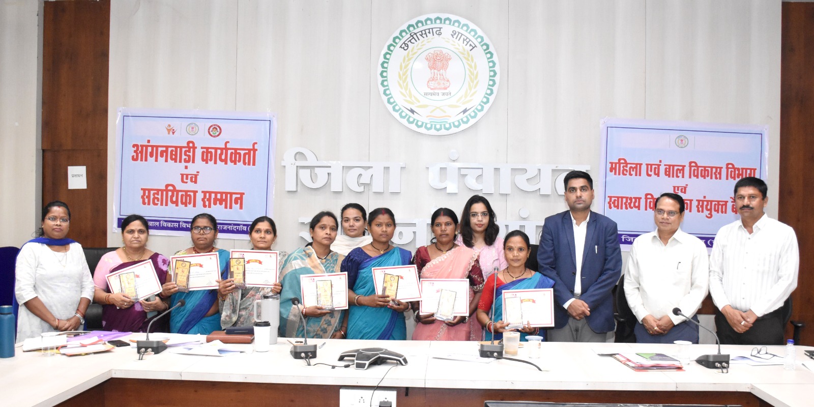 पोट्ठ लईका पहल में उत्कृष्ट कार्य करने वाली आंगनबाड़ी कार्यकर्ताओं को कलेक्टर ने किया सम्मानित