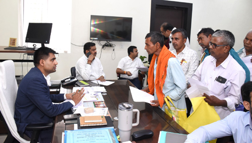 कलेक्टर ने जनदर्शन में सुनी नागरिकों की समस्याएँ