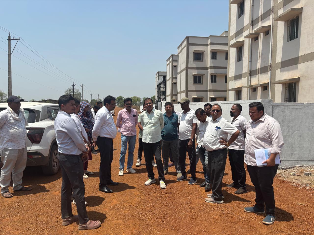 महापौर मधुसूदन यादव ने यातायात नगर और मेडिकल कालेज रोड निर्माण कार्य का किया निरीक्षण