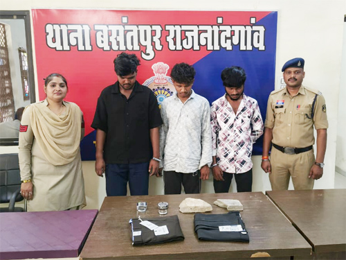 कपड़ा दुकान चोरी का 24 घंटे में खुलासा, तीन गिरफ्तार