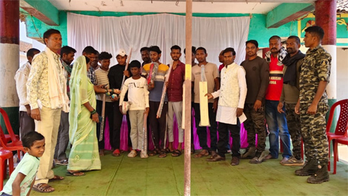 कोठीटोला में कम्युनिटी पुलिसिंग के तहत बच्चों को खेल सामग्री&hellip;