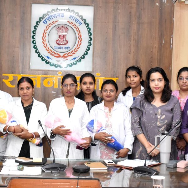 कलेक्टर ने महिला स्वास्थ्य कार्यकर्ताओं को कृत्रिम बेबी का किया वितरण