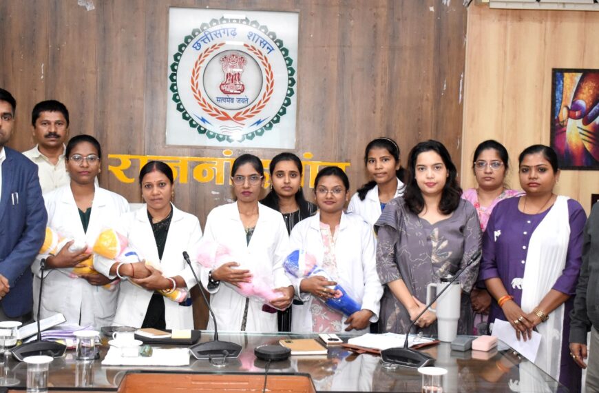 कलेक्टर ने महिला स्वास्थ्य कार्यकर्ताओं को कृत्रिम बेबी का किया&hellip;