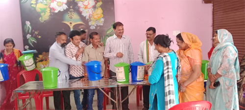 नगर निगम ने वार्ड 11 में वितरित किए गीला-सूखा कचरा अलग रखने के डस्टबिन