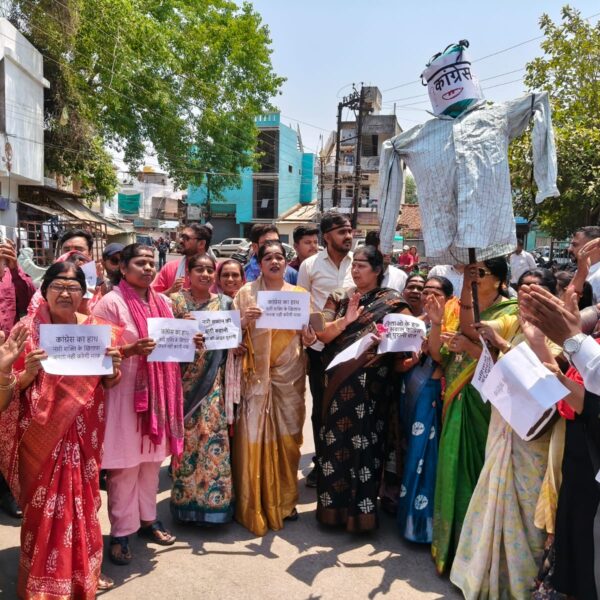 राजनांदगांव में नारी शक्ति वंदन अधिनियम का विरोध, भाजपा ने कांग्रेस का पुतला दहन किया