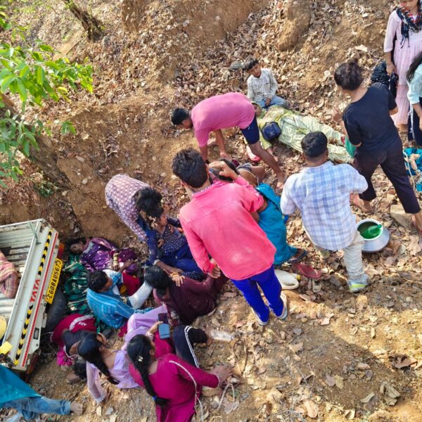 नेशनल हाईवे पर अनियंत्रित होकर पलटा मालवाहक, दो महिलाओं की मौत, 13 घायल
