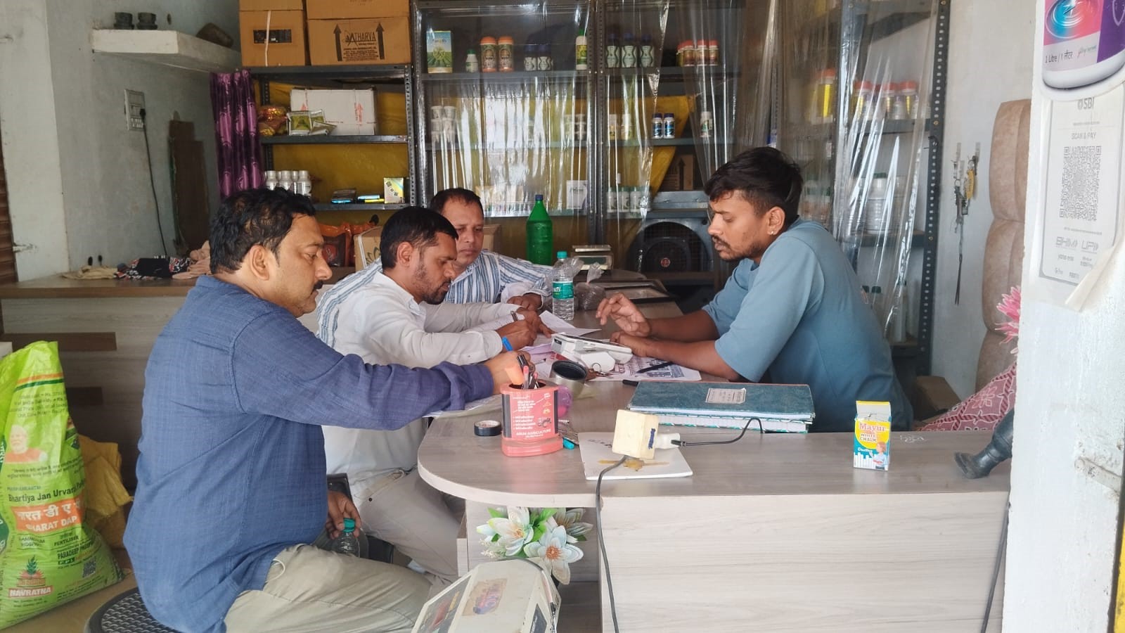 उर्वरक कालाबाजारी पर बड़ी कार्रवाई, तीन केंद्रों पर 1350 बोरी से अधिक खाद जब्त, परिसर सील