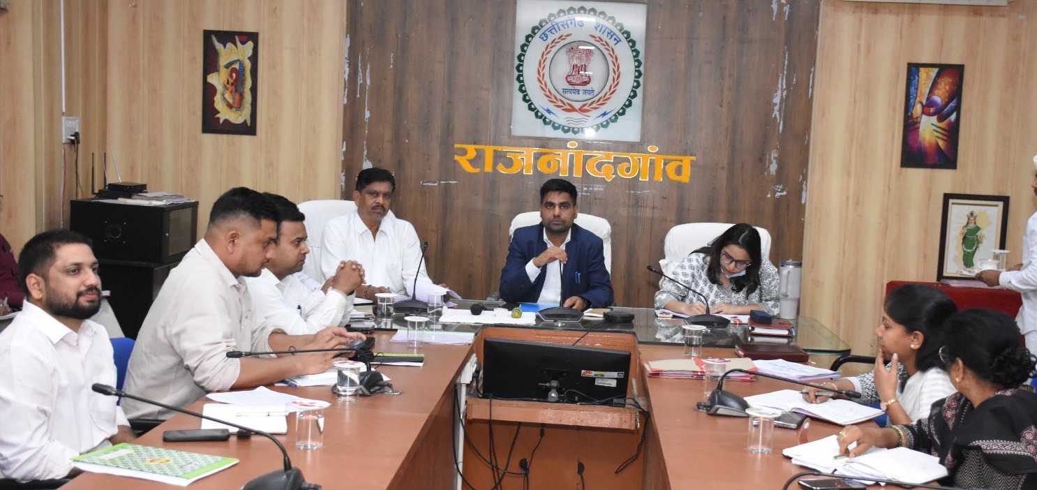 सड़क सुरक्षा को लेकर सख्त निर्देश, नियम तोड़ने वालों पर होगी चालानी कार्रवाई : कलेक्टर