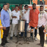 भीषण गर्मी में राहगीरों को मिली राहत, विहिप-बजरंग दल ने पिलाया आम पना