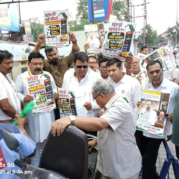 महावीर चौक में कांग्रेसजनों का आक्रामक प्रदर्शन, आम लोगों से संवाद कर गिनाईं महंगाई की मार