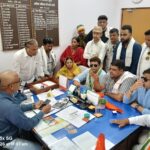 बिजली कटौती और अव्यवस्था के खिलाफ कांग्रेस का हल्लाबोल, डेढ़ घंटे तक बिजली कार्यालय का घेराव
