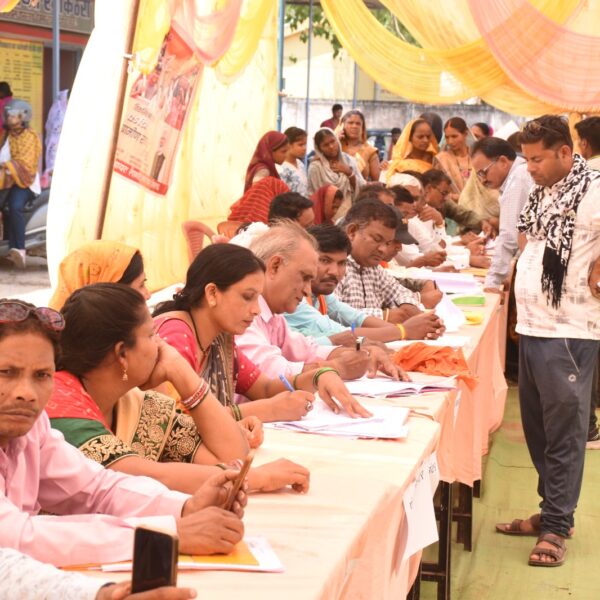 दूरस्थ गांव रेंगाकठेरा के शिविर में उमड़ी भीड़, 24 विभागों के स्टॉल पर आए 1193 आवेदन
