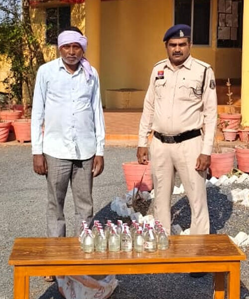 डोंगरगांव पुलिस की रेड : अवैध शराब बेचते पकड़ाया कोचिया, प्लास्टिक की बोरी में छिपाकर रखे थे 30 पौवा