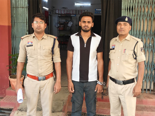अवैध शराब पर कार्रवाई, किराए के मकान से 270 पौवा शराब जब्त, युवक गिरफ्तार