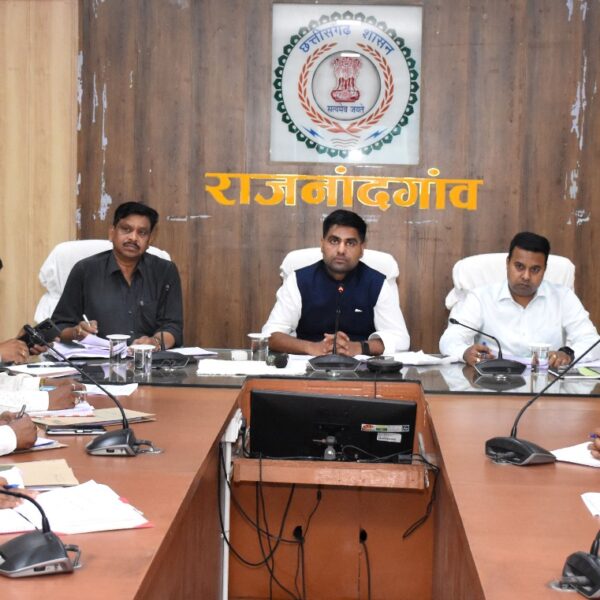 नक्शा बटांकन की धीमी प्रगति पर कलेक्टर ने जताई नाराजगी, दिए सख्त निर्देश