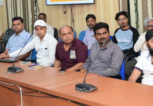 कलेक्टर ने पंप संचालकों को दी ईंधन बिक्री के नियमों का पालन करने की हिदायत