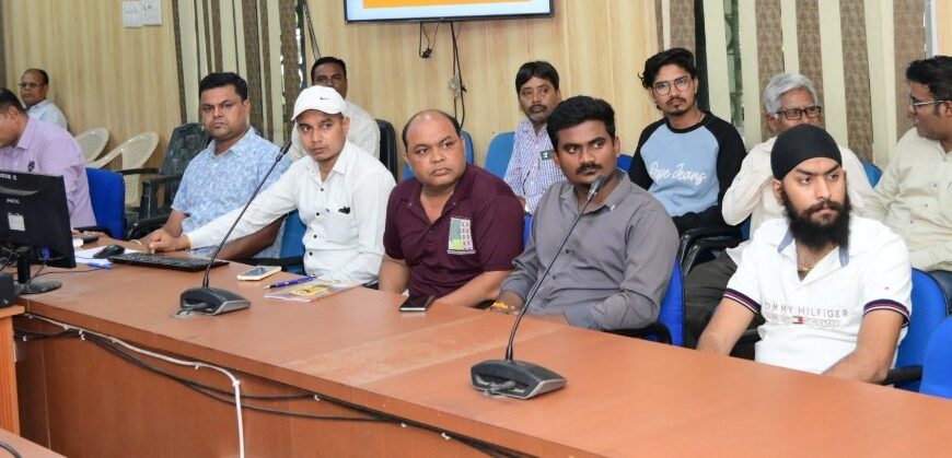 कलेक्टर ने पंप संचालकों को दी ईंधन बिक्री के नियमों&hellip;