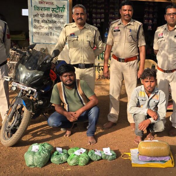 सीट के नीचे छिपाकर ले जा रहे थे गांजा, पुलिस ने 2 युवकों को पकड़ा, 6.847 किलो गांजा और पल्सर बाइक जब्त