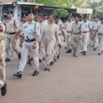 चुनाव से पहले घुमका में पुलिस का शक्ति प्रदर्शन : 140 से ज्यादा जवानों ने निकाला भव्य फ्लैग मार्च