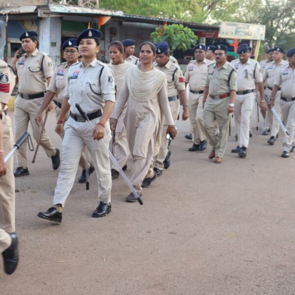 चुनाव से पहले घुमका में पुलिस का शक्ति प्रदर्शन : 140 से ज्यादा जवानों ने निकाला भव्य फ्लैग मार्च