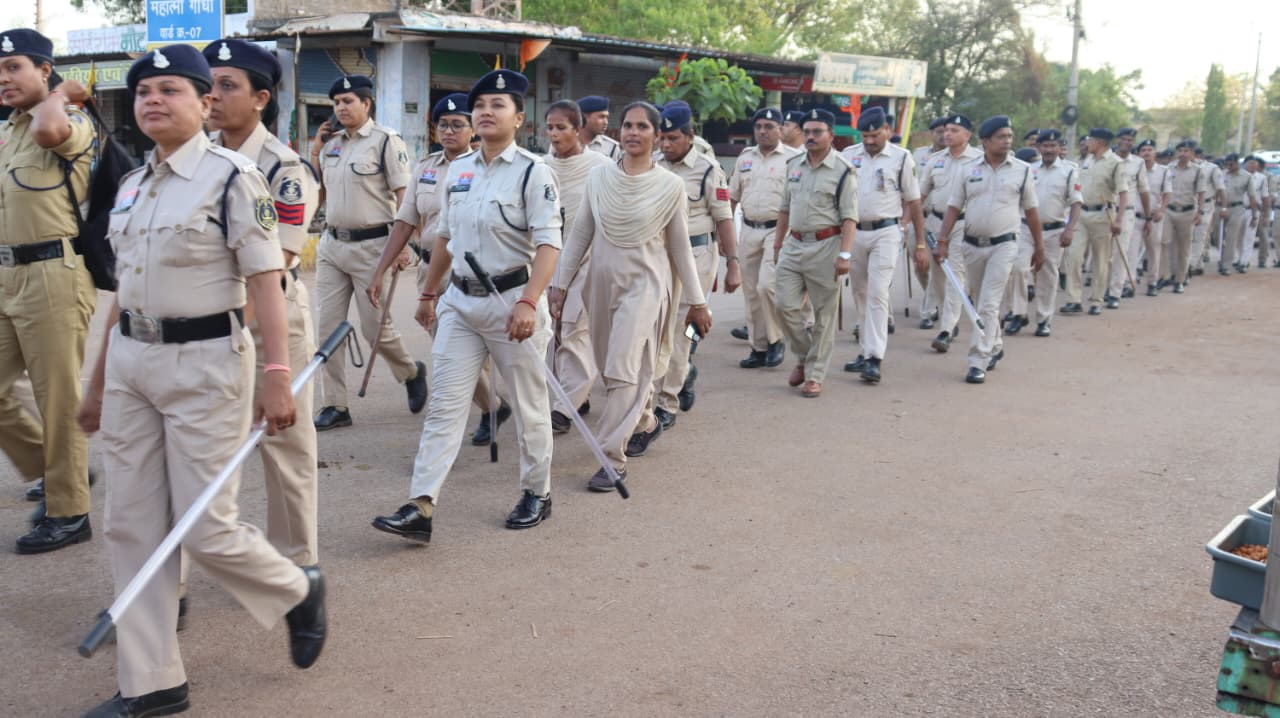 चुनाव से पहले घुमका में पुलिस का शक्ति प्रदर्शन : 140 से ज्यादा जवानों ने निकाला भव्य फ्लैग मार्च
