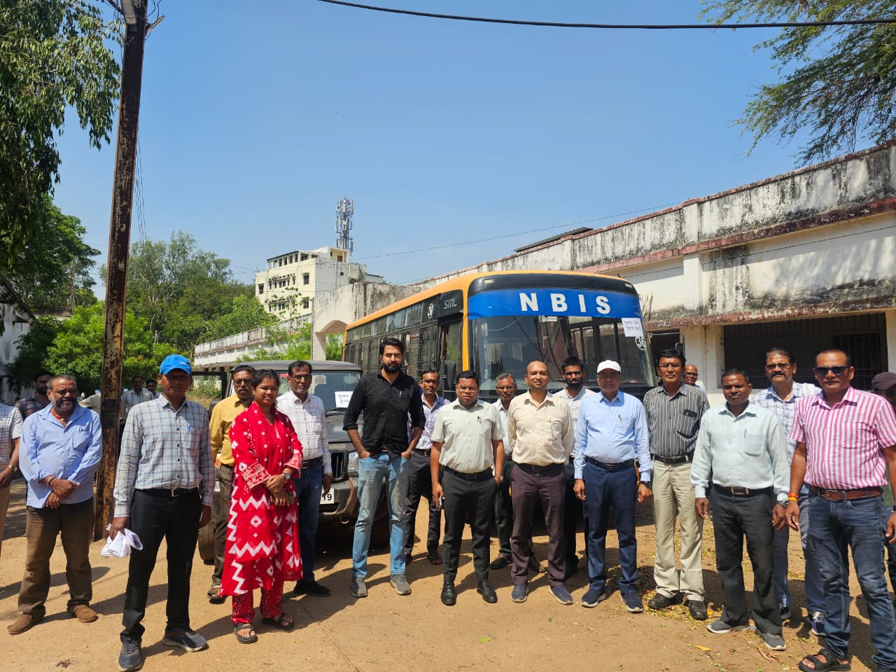 मतदान दलों की रवानगी, घुमका नगर पंचायत और पंचायत उपचुनाव के लिए तैयारियां पूरी