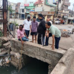 सुबह-सुबह शहर के दौरे पर निकले निगम आयुक्त, गंज चौक और इंदिरा नगर में नाला सफाई का देखा काम
