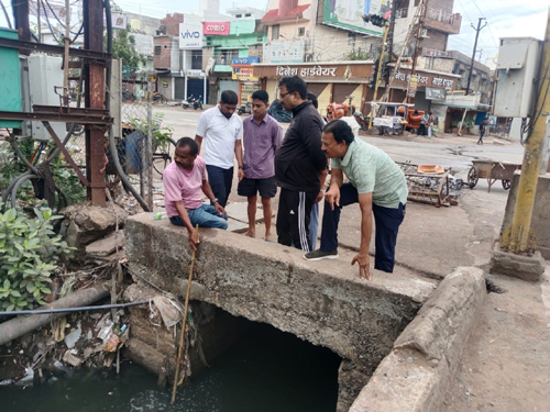 सुबह-सुबह शहर के दौरे पर निकले निगम आयुक्त, गंज चौक और इंदिरा नगर में नाला सफाई का देखा काम