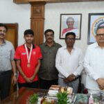 मुख्यमंत्री विष्णुदेव साय ने स्वर्ण पदक विजेता हॉकी खिलाड़ी अवि मानिकपुरी का किया सम्मान