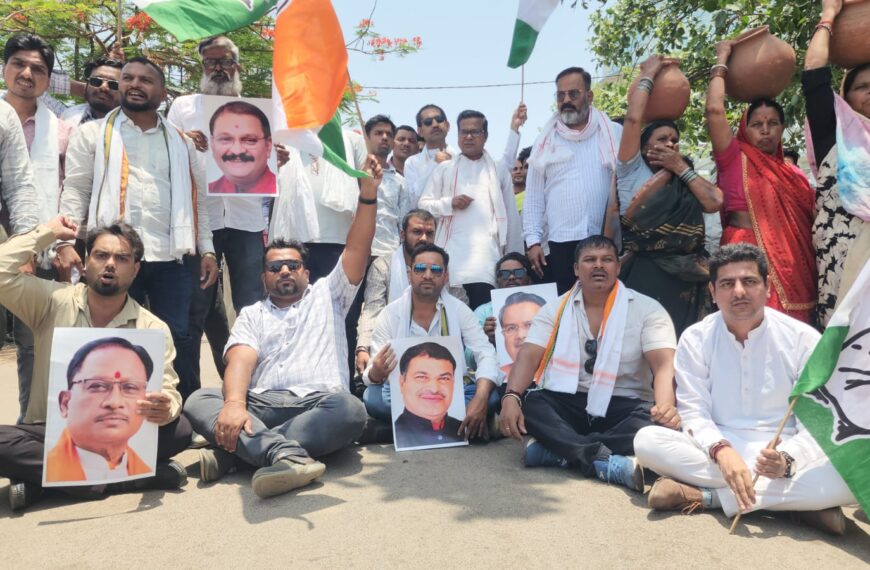 जलसंकट पर कांग्रेस का प्रदर्शन, महिलाओं ने सड़क पर फोड़ी&hellip;