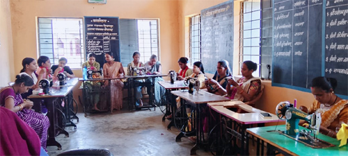 महिलाओं को आत्मनिर्भर बनाने सिलाई मशीन प्रशिक्षण, ग्रामीण महिलाओं में उत्साह