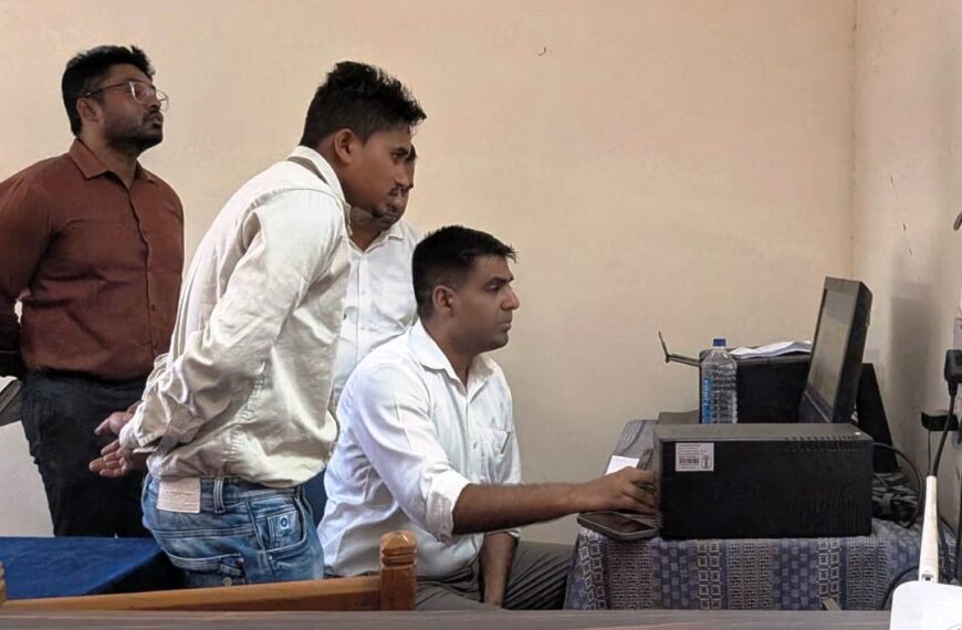तहसील कार्यालय पहुंचे कलेक्टर, ग्रामीणों से सीधे संवाद कर सुनी&hellip;