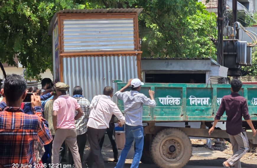फ्लाईओवर के नीचे से हटा अवैध अतिक्रमण, निगम ने चलाया&hellip;