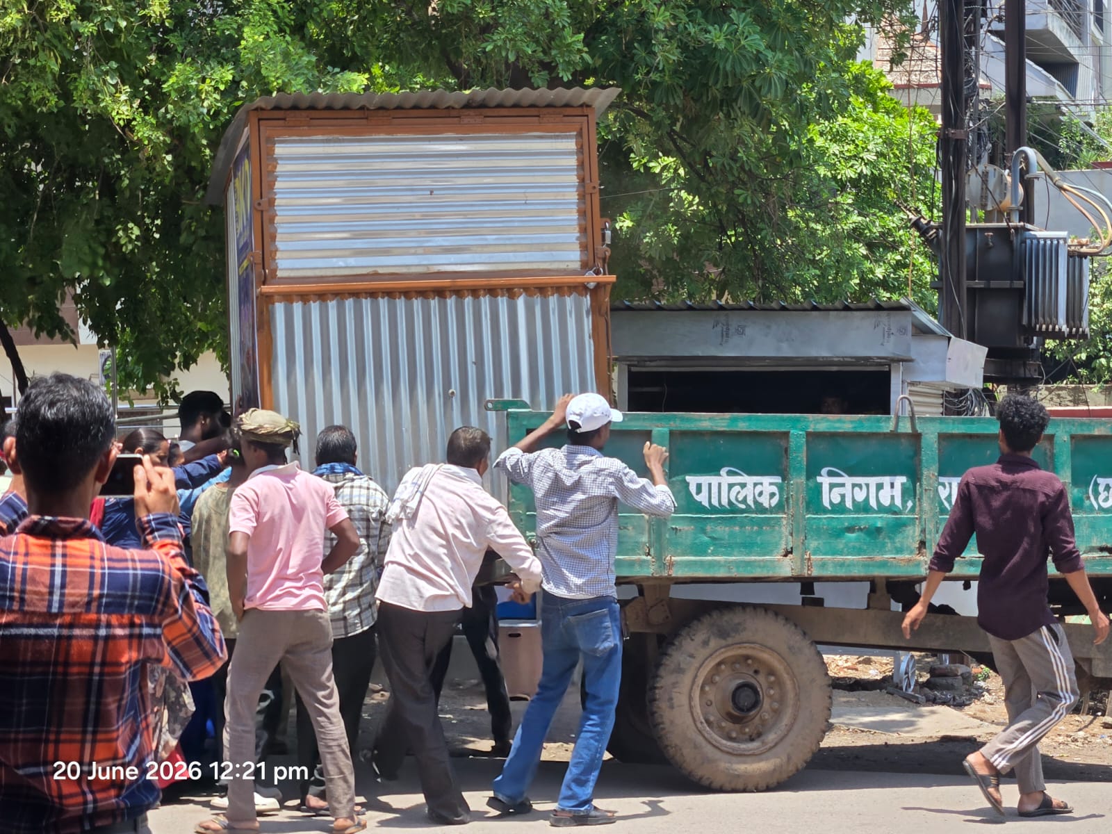 फ्लाईओवर के नीचे से हटा अवैध अतिक्रमण, निगम ने चलाया डंडा