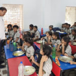 गंजपारा स्कूल पहुंचे महापौर : व्यवस्थाओं का लिया जायजा, विद्यार्थियों से की आत्मीय चर्चा