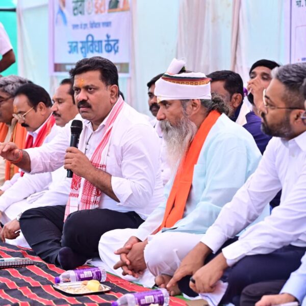 उप मुख्यमंत्री विजय शर्मा ने बोड़ागांव में ग्रामीणों के बीच चौपाल लगाकर किया संवाद