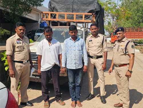 अनाज गोदाम में चोरी के मामले में फरार दो और आरोपी गिरफ्तार, पिकअप व नकदी जप्त