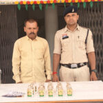बाइक पर अवैध शराब बेचते अधेड़ गिरफ्तार, गैंदाटोला पुलिस की कार्रवाई, महाराष्ट्र निर्मित देसी मदिरा जब्त