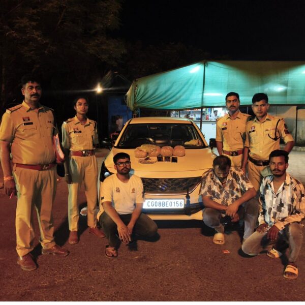 दुर्ग से राजनांदगांव ला रहे थे गांजा, पुलिस ने रास्ते में ही दबोचा