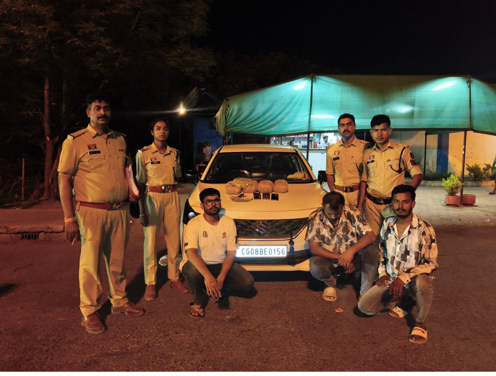 दुर्ग से राजनांदगांव ला रहे थे गांजा, पुलिस ने रास्ते में ही दबोचा