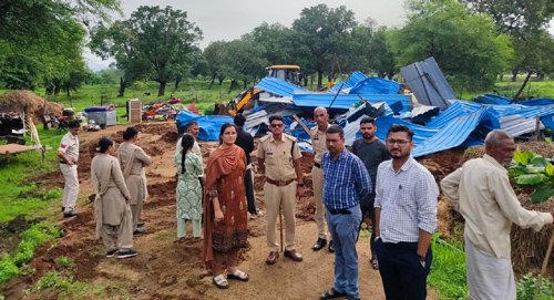 बुलडोजर चलाकर शासकीय घास भूमि से हटाया गया अवैध अतिक्रमण