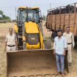 मुरूम खोदती जेसीबी और माजदा जप्त, ठेलकाडीह पुलिस को सौंपा
