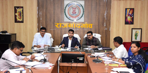 कलेक्टर की समय-सीमा बैठक : जांच में लापरवाही पर जिला अस्पताल में FIR, योजनाओं में तेजी लाने के निर्देश