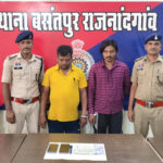 पान ठेले के पास सट्टा पट्टी लिखते दो सटोरिए रंगे हाथ गिरफ्तार, नगदी और मोबाइल जब्त
