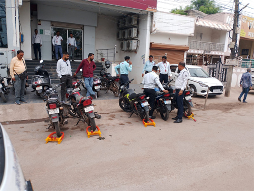 सर्विस रोड और नो पार्किंग में वाहन खड़े करने वालों पर पुलिस सख्त, दो दिन में 87 चालान, ₹27,300 जुर्माना वसूला