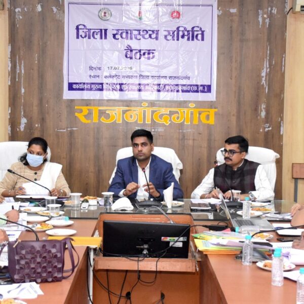 जिले में मातृ एवं शिशु मृत्यु दर में कमी लाने समर्पित भाव से करें कार्य : कलेक्टर