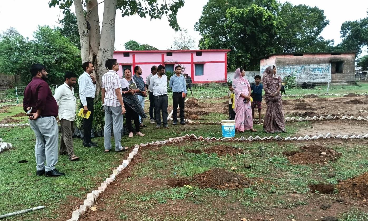 धरातल पर योजनाएं देखने पहुंचे जिला पंचायत सीईओ : छुरिया के गांवों का किया निरीक्षण, स्कूल में परखा मध्यान्ह भोजन