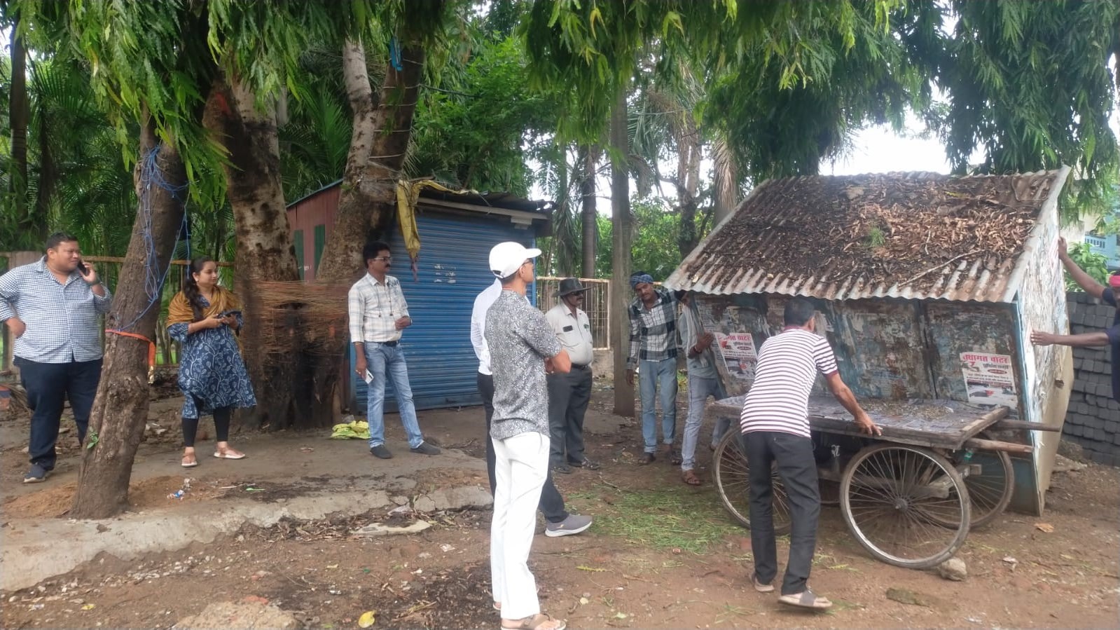 अतिक्रमण पर निगम का डंडा : नेहरू उद्यान के पास से हटाए ठेले, ममता नगर रोड पर तोड़ा चबूतरा